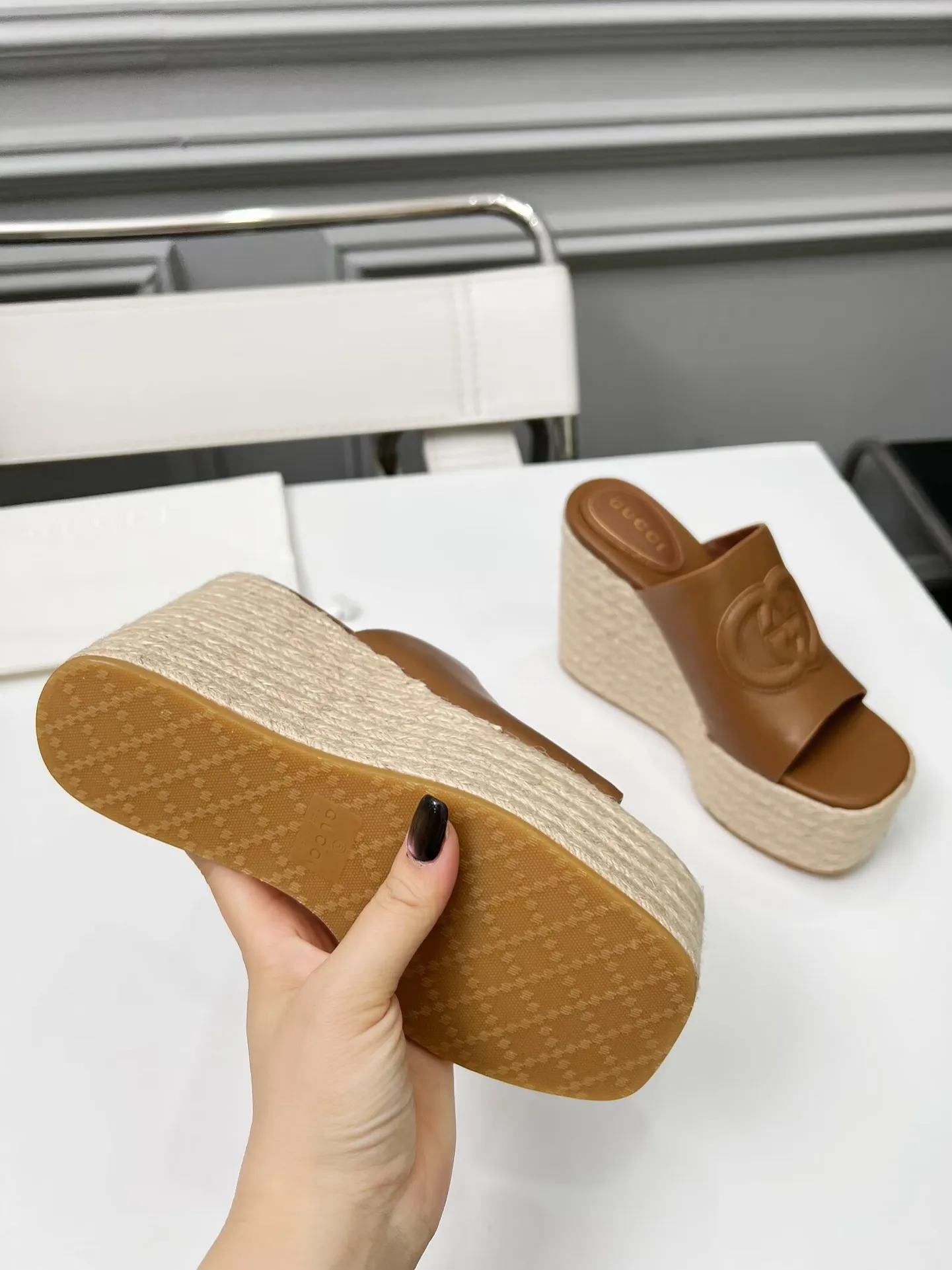 👟👟Ex-factory price 460👟👟 Gucci’s new slippers, fashionable, high-end and full of personality✅ Very stable, comfortable and durable for daily use, convenient and unique for daily matching, a must-have classic for summer, the upper is made of GUCCI brand stitching Fabric: cowhide Lining/feet: sheepskin Platform height: 11cm Color: black, white, brown, burgundy, pink Code number: 35-42 (41 and 42 need to be customized) Packaging: Comes with cloth bag and card.